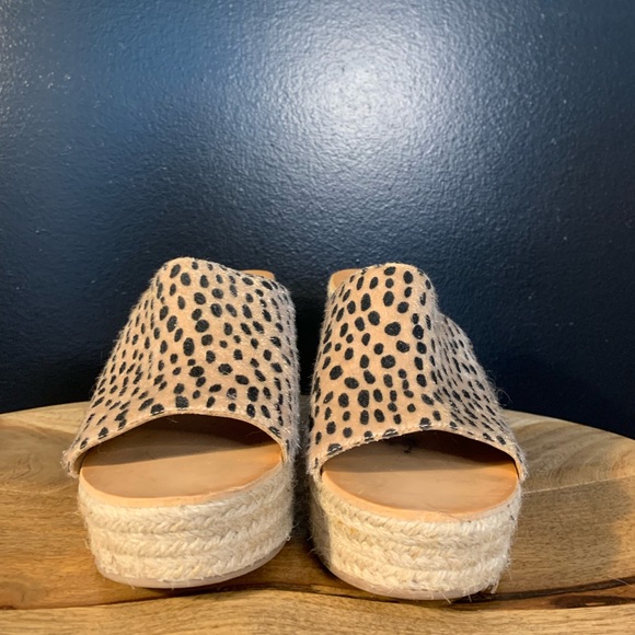 Dolce Vita Platform Sandals - Picture 3 of 9